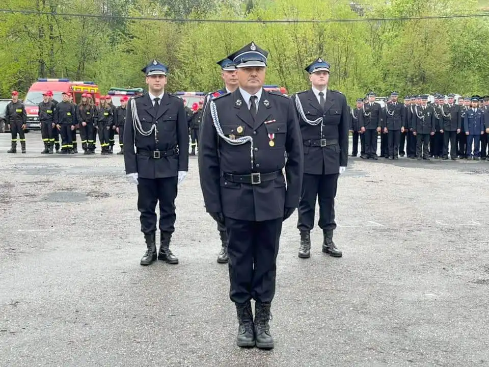 OSP w Długołęce-Świerkli z nowym sztandarem i promesą od starosty