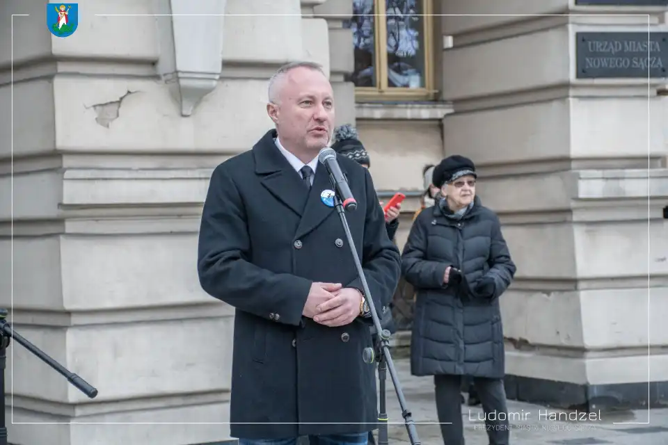 Już po raz piętnasty sądeccy maturzyści zatańczyli tradycyjnego Poloneza przed Ratuszem
