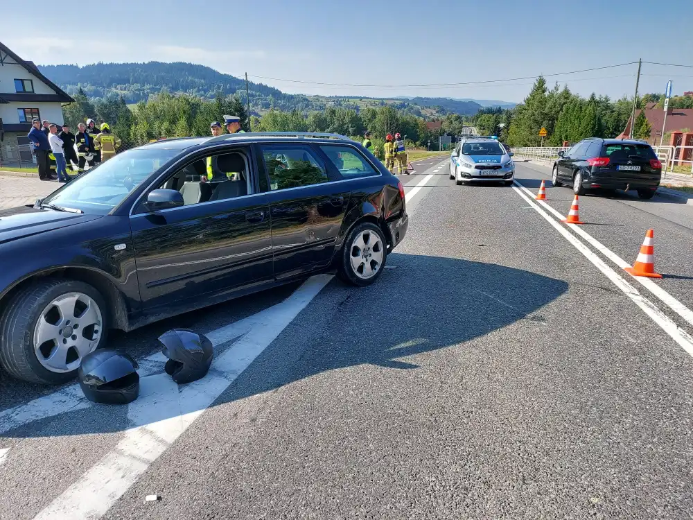 Wypadek osobówki i motocykla w Kasinie Wielkiej. Dwie osoby poszkodowane