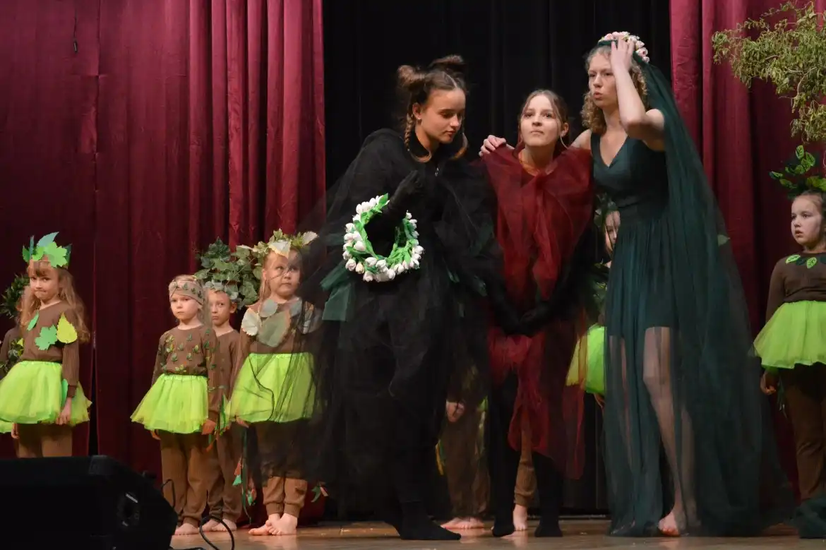 Młodzi artyści zachwycili publiczność. XXVIII Powiatowy Przegląd Teatrzyków w Podegrodziu