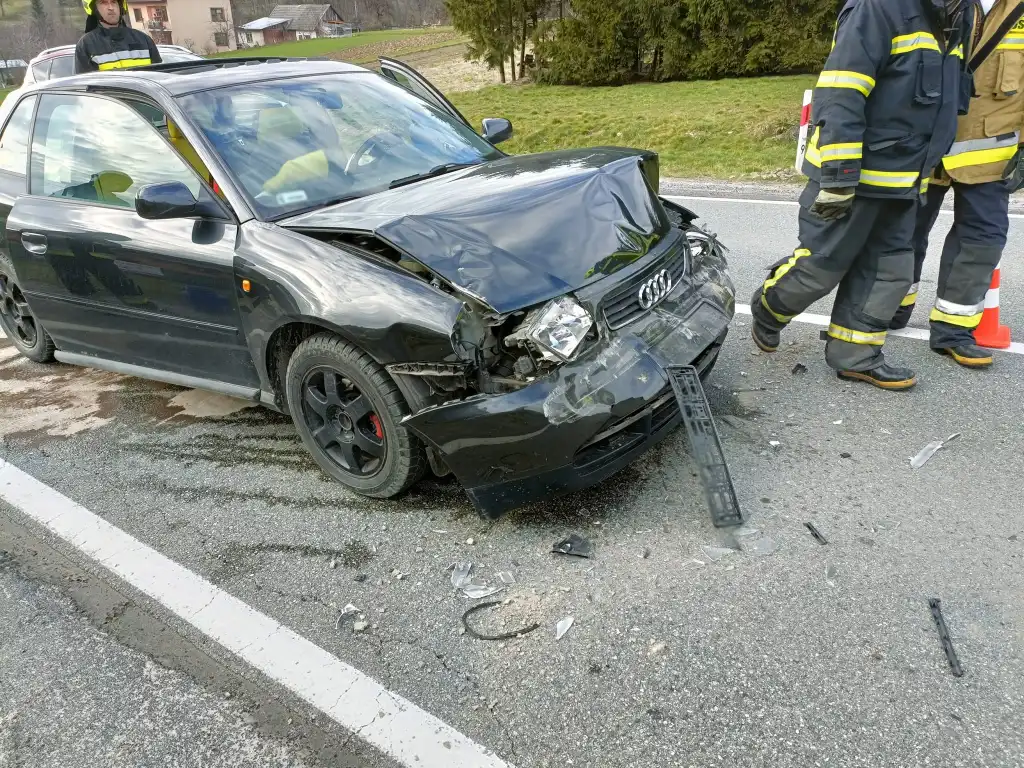 Wypadek w Mszalnicy. Ciężarówka zderzyła się z osobówką. Jedna osoba trafiła do szpitala