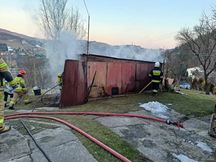 Pożar garażu w Suchej Strudze. Zagrożone rozprzestrzenieniem się ognia były stodoła i dom