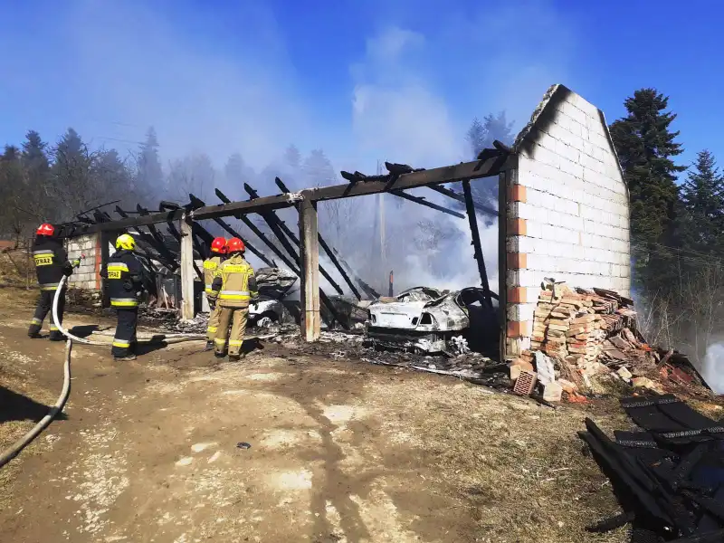 Pożar w Łyczanie. Palił się garaż. W środku dwa samochody osobowe oraz sprzęt rolniczy