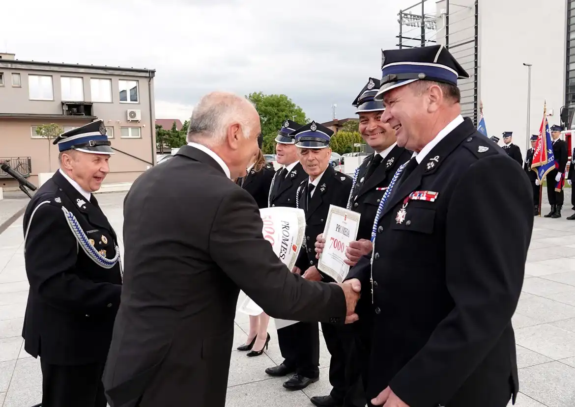 Strażacy ochotnicy z gminy Chełmiec z promesą na zakup sprzętu