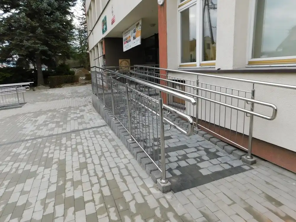 Nowe wejście, podjazd i parking - liceum w Starym Sączu przyjazne osobom z niepełnosprawnościami