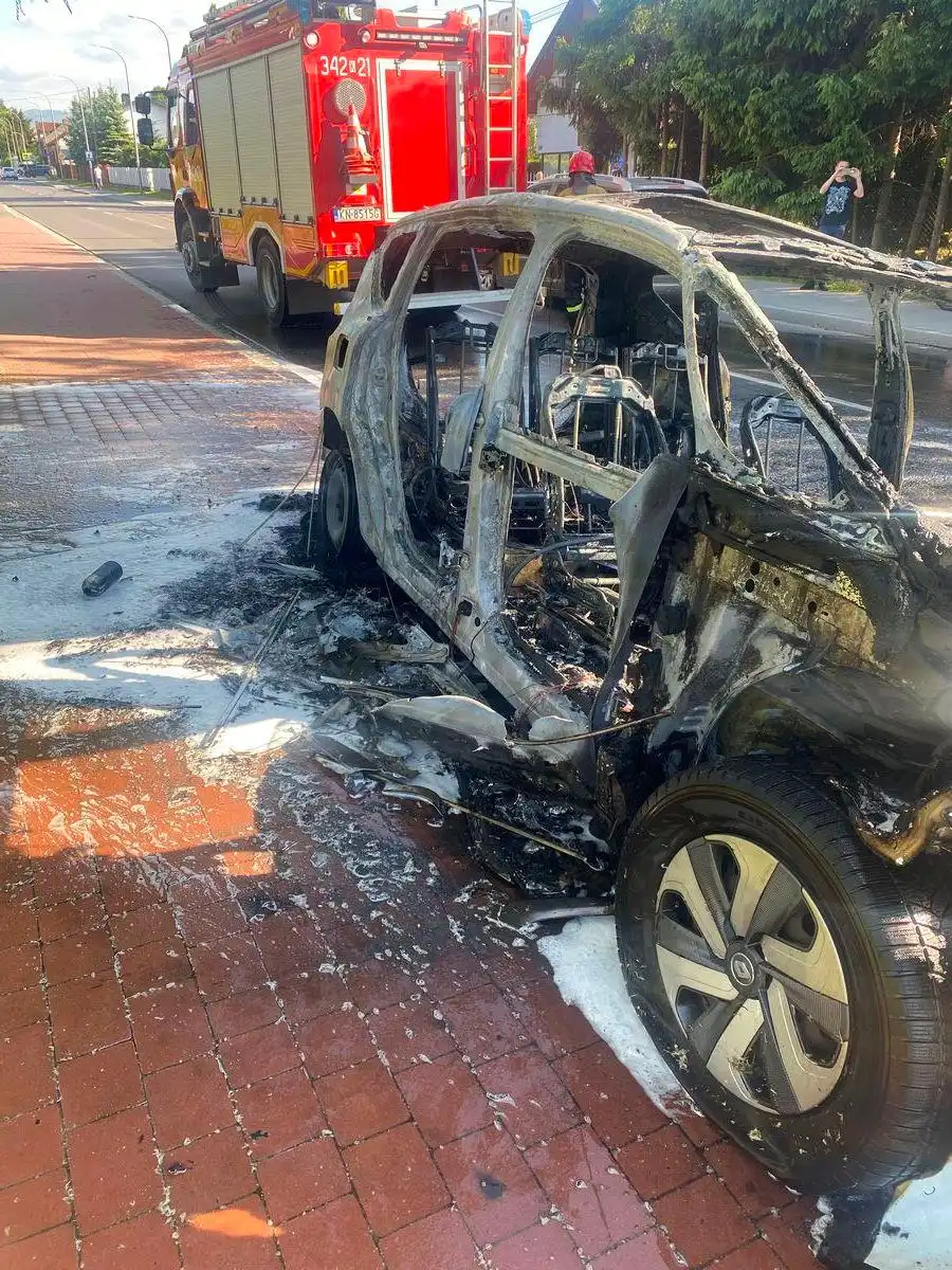 Pożar na ul. Nawojowskiej w Nowym Sączu. Spłonął samochód osobowy