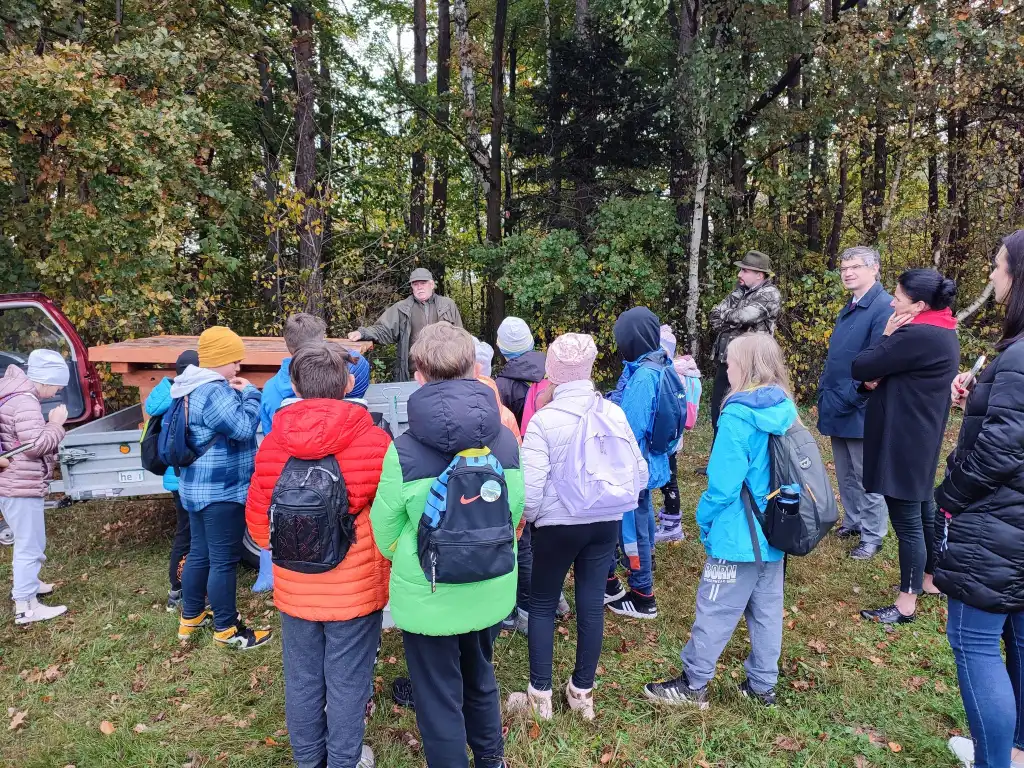 Edukacja w terenie. Zasiedlanie bażantów w Podłopieniu. Lekcja przyrody na żywo