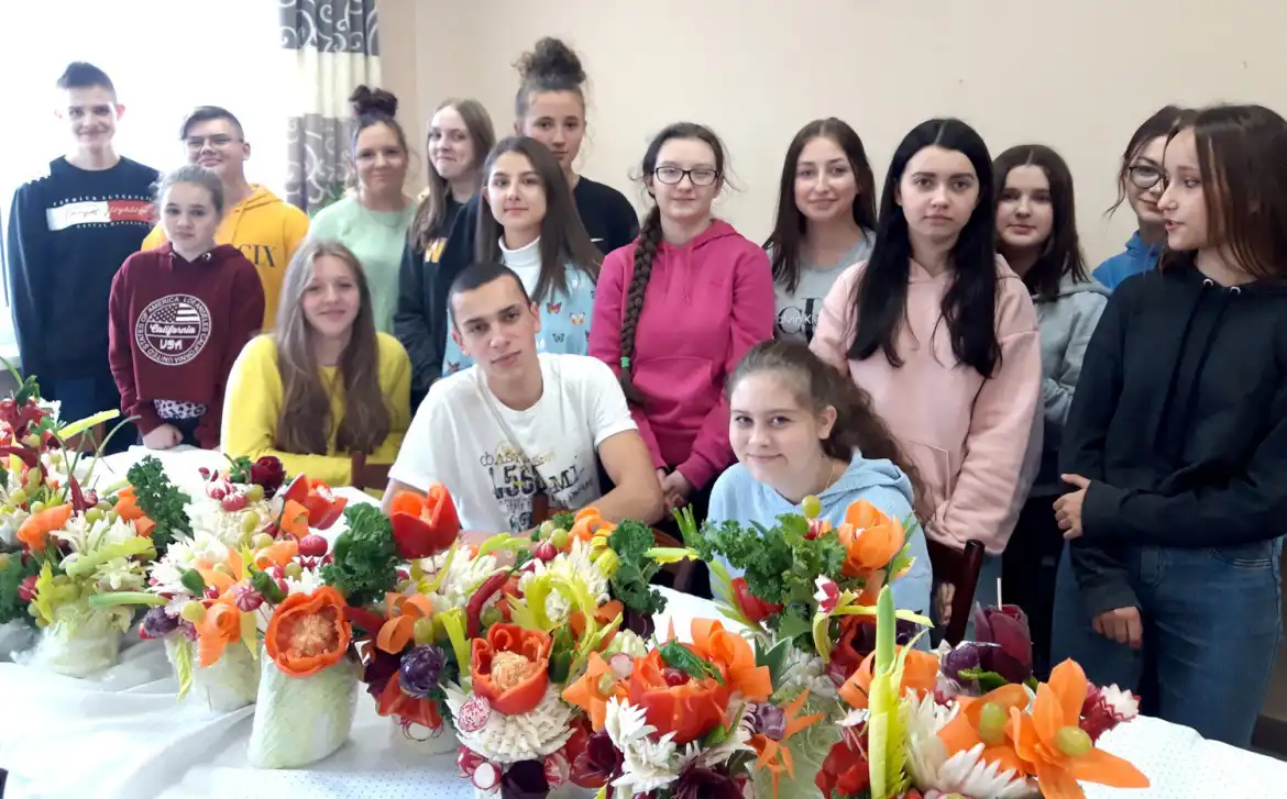 Uczniowie ZS w Starym Sączu tworzyli dekoracje z warzyw i owoców