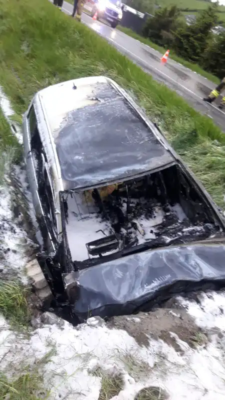 Wypadek w Nowej Wsi. Osobówka wypadła z drogi, uderzyła w przepust i się zapaliła