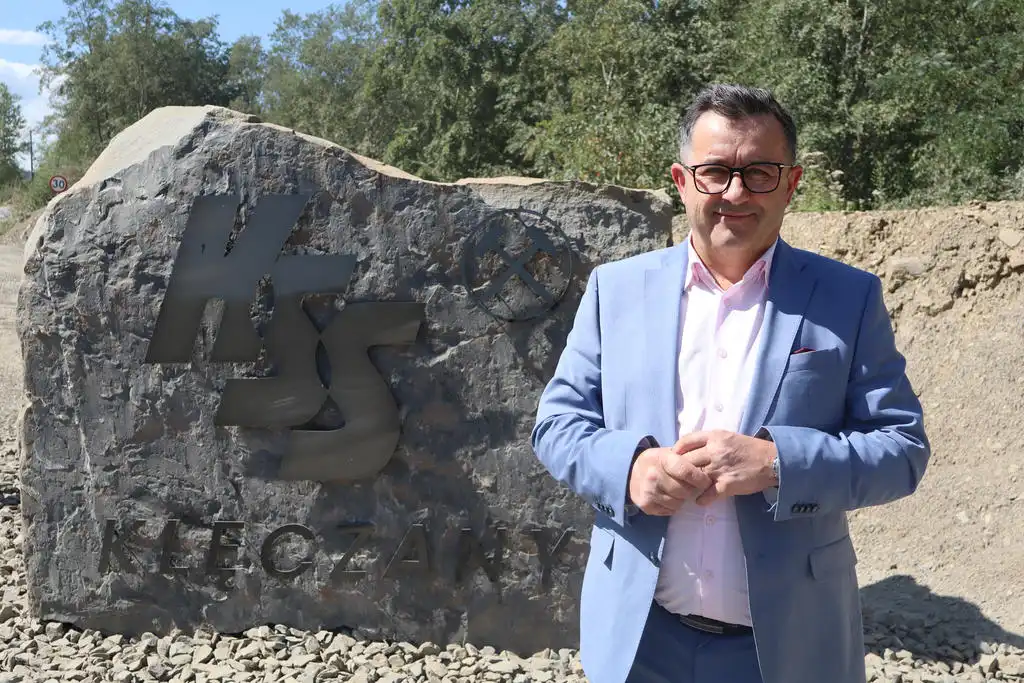 Kamienny witacz i nowoczesna brama. Kopalnia KSS Klęczany ułatwia życie kierowcom