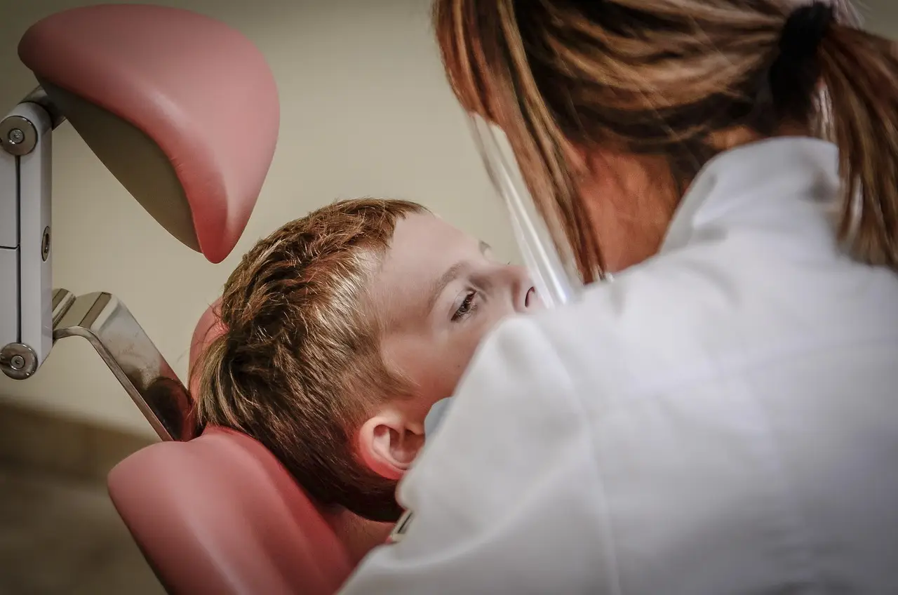 Ponad 600 zł za jedną wizytę dziecka u dentysty. NFZ powiedział „dość” i zmienia zasady