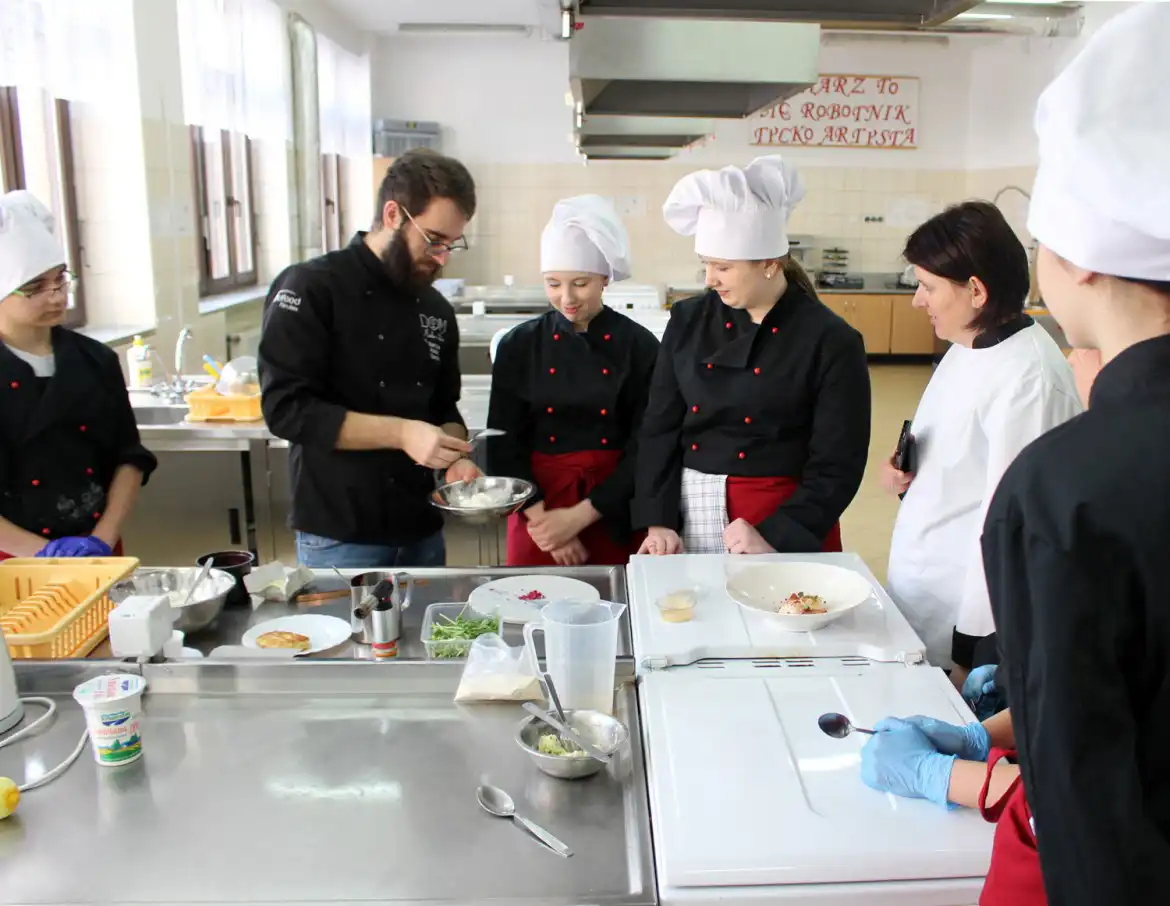 ZSP w Krynicy-Zdroju: Młodzi adepci gastronomii uczestniczyli w kulinarnym pokazie