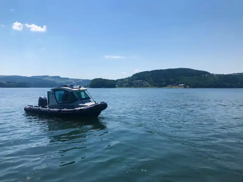 Policyjne patrole wodne nad Jeziorem Rożnowskim