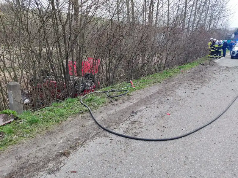 Niecew: Tragiczny wypadek samochodowy. Nie żyje jedna osoba