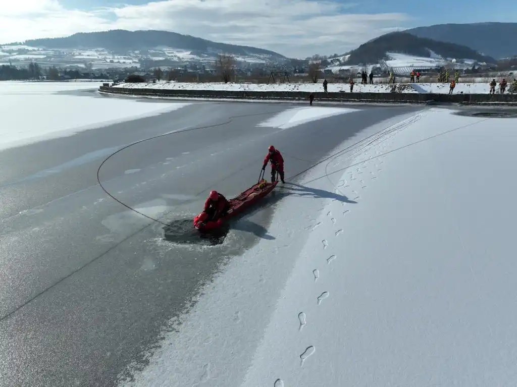 Sądecczyzna: Strażacy ćwiczyli na zamarzniętych akwenach wodnych