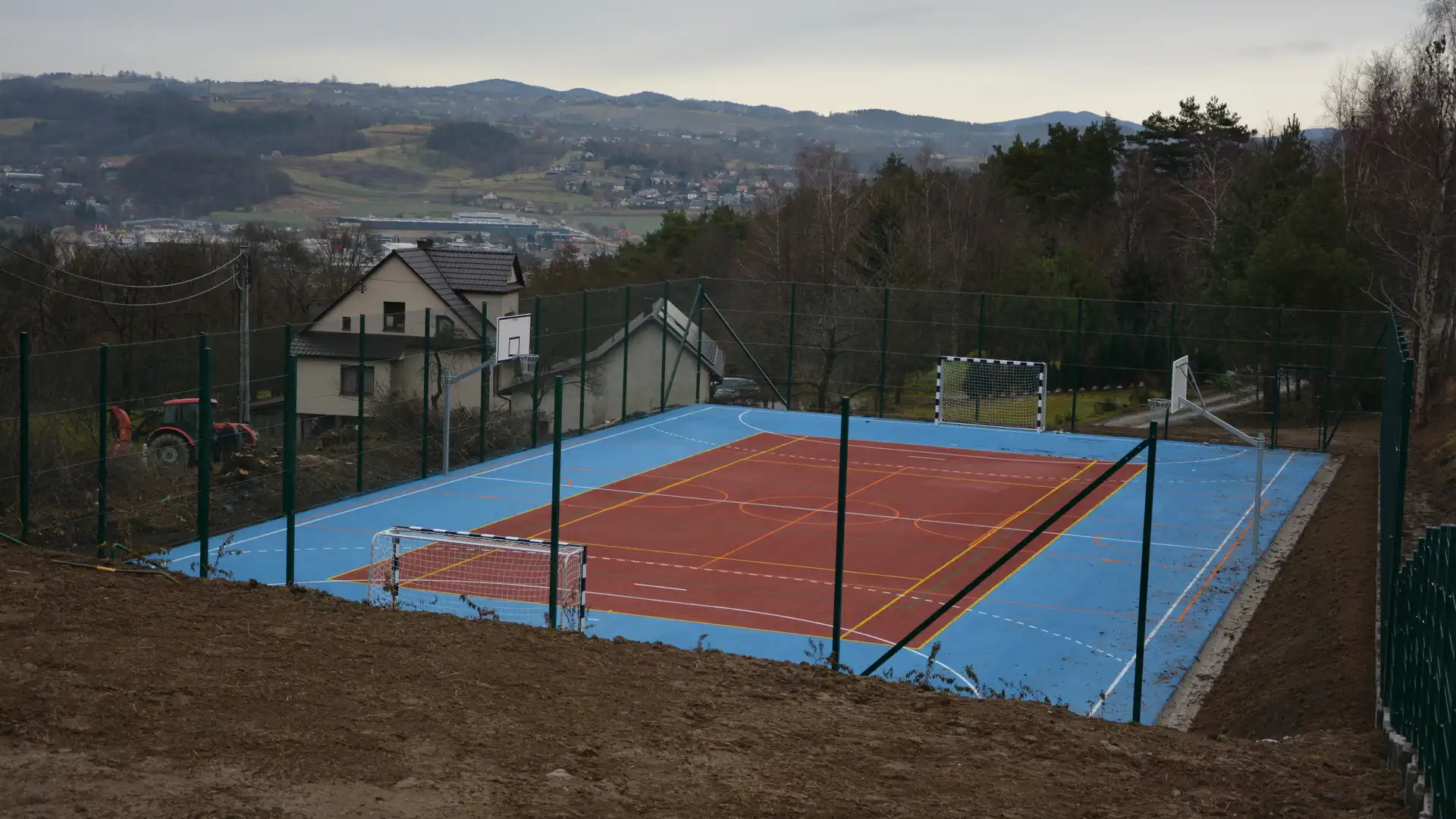 Zakończył się remont boiska przy szkole podstawowej w Rdziostowie