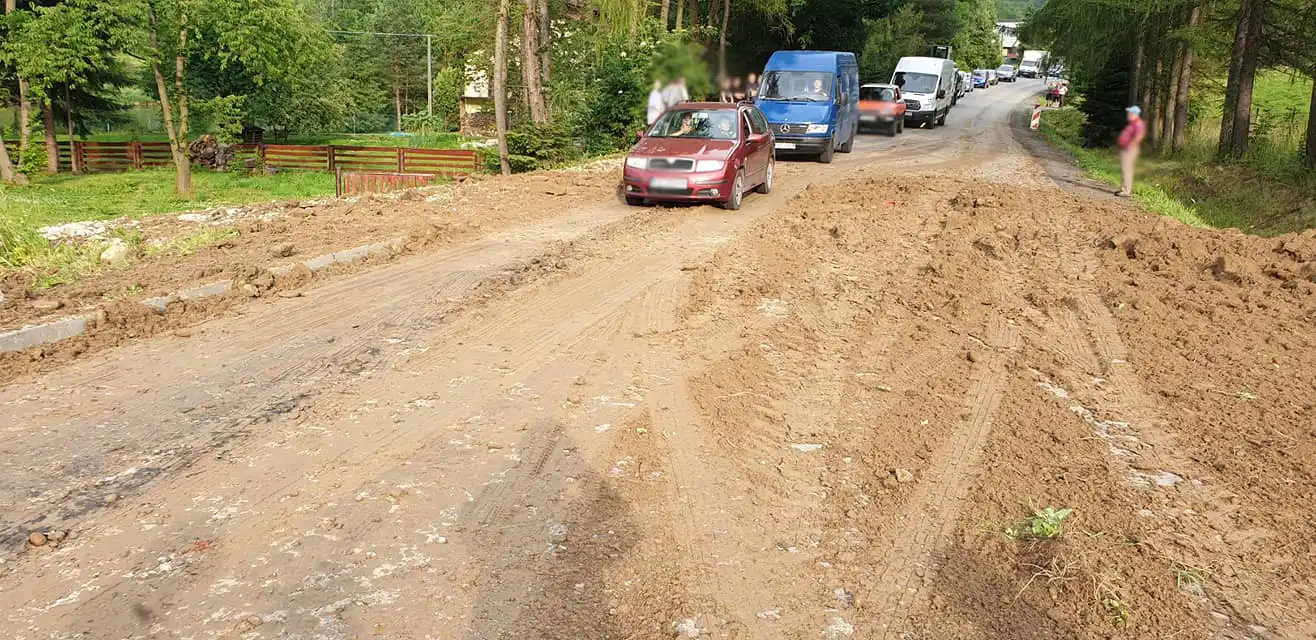 Wybuch gazu w Zabrzeży. Jedna osoba w szpitalu, dwa auta uszkodzone