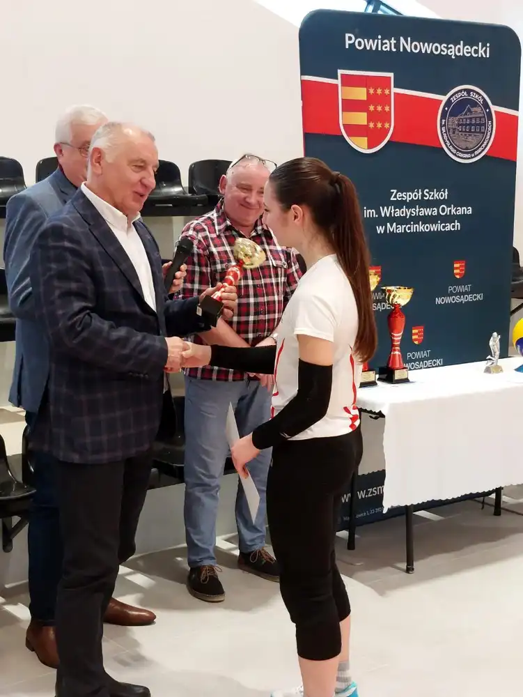 Licealistki ze Starego Sącza najlepsze w siatkówce