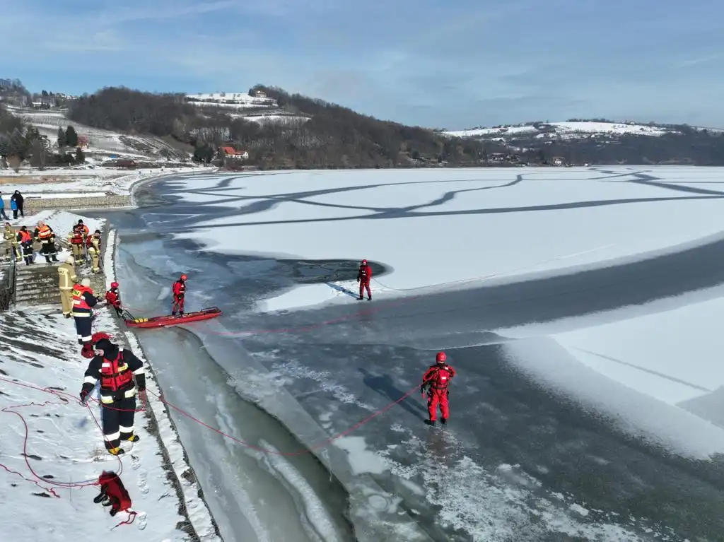Sądecczyzna: Strażacy ćwiczyli na zamarzniętych akwenach wodnych