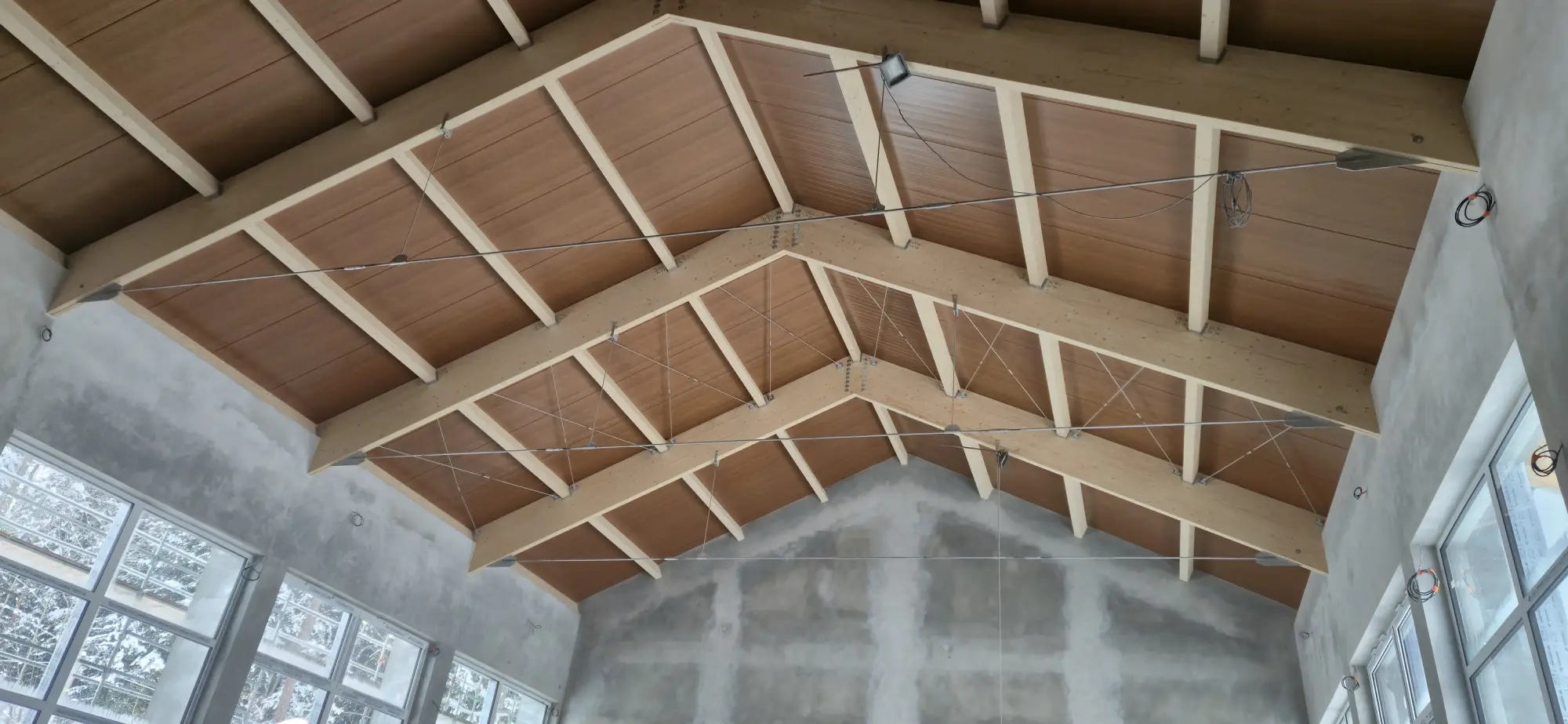 Budowa hali sportowej przy szkole w Skrudzinie zgodnie z planem