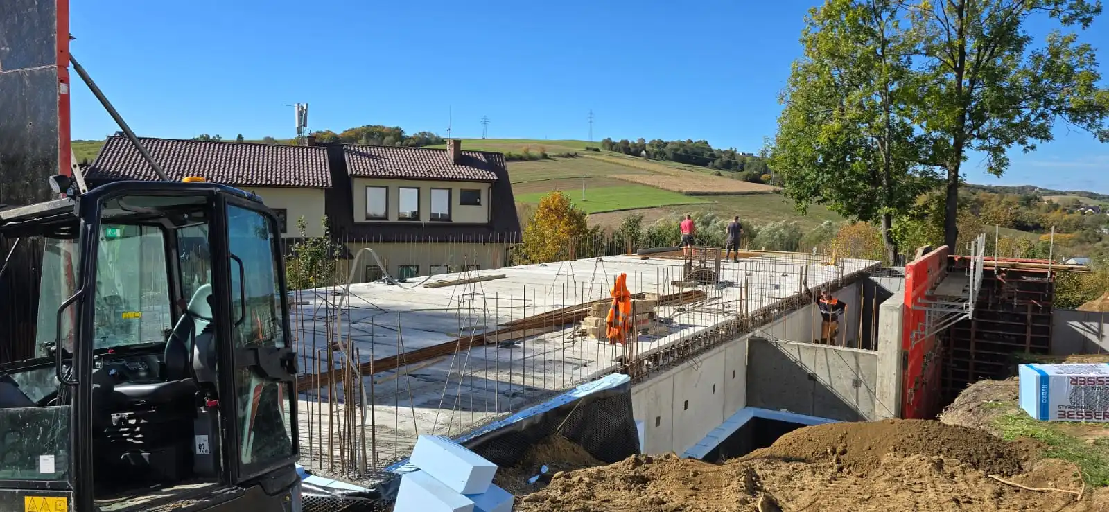 Trwa rekonstrukcja dawnej stodoły przy Dworze w Korzennej. Prace budowlane postępują w szybkim tempie