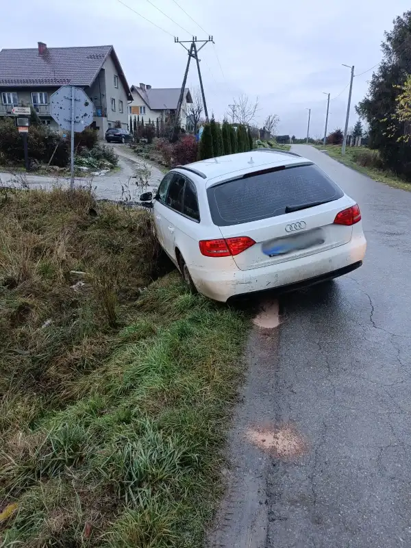 Rozbite auto w Łabowej. W pobliżu samochodu nie było żadnych osób
