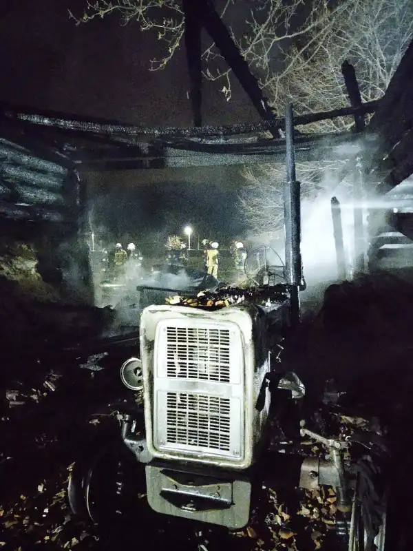 Barcice: spłonęły trzy budynki gospodarcze. Z ogniem walczyło 14 zastępów straży