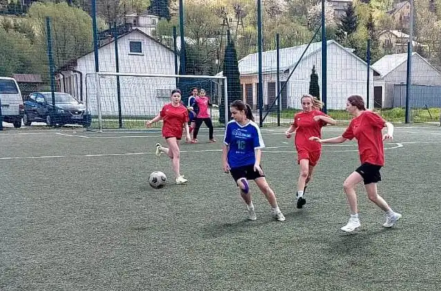 Powiatowy turniej piłki nożnej. Dziewczyny z ZSP w Nawojowej zajęły I miejsce