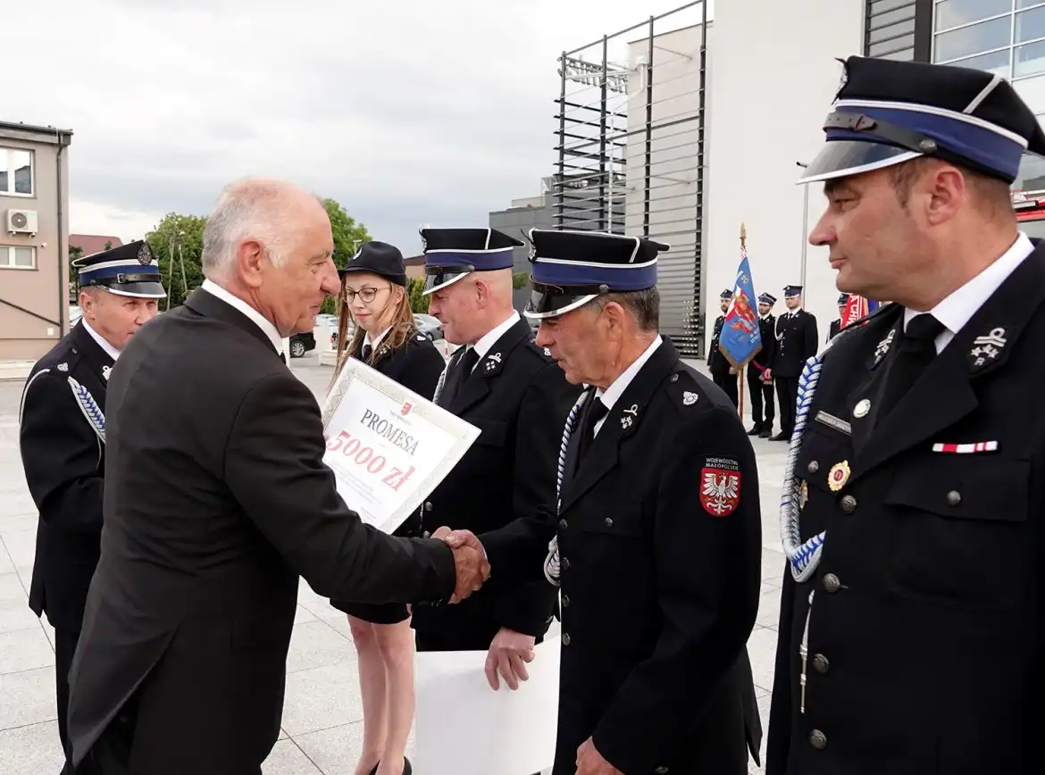 Strażacy ochotnicy z gminy Chełmiec z promesą na zakup sprzętu