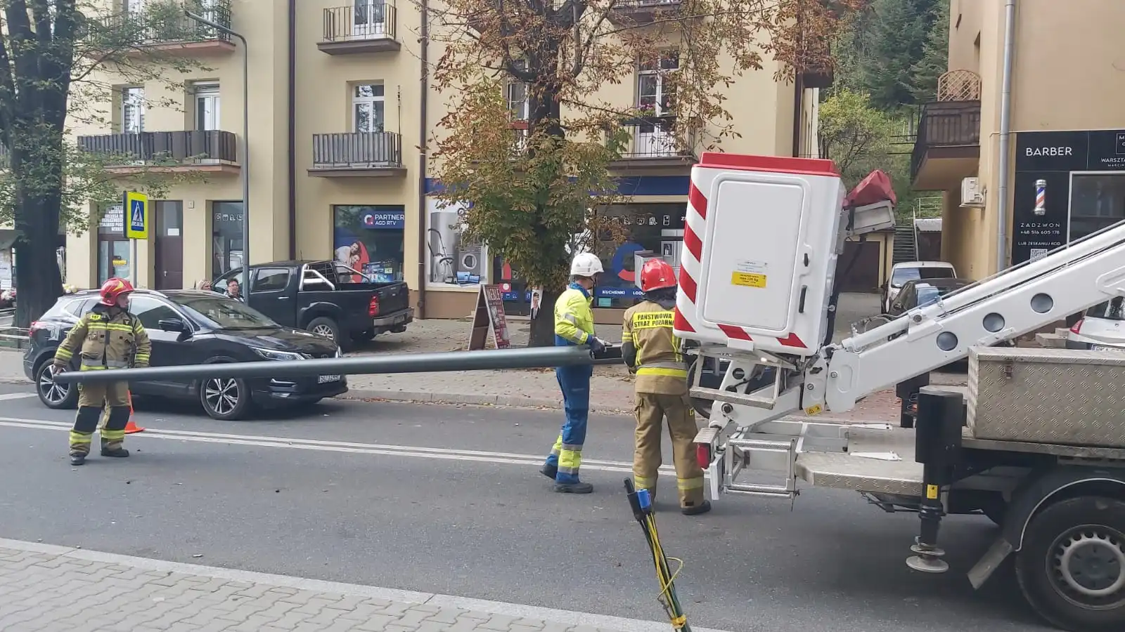 Krynica-Zdrój: Samochód uderzył w latarnię która się przechyliła i groziła upadkiem. Interweniowali strażacy