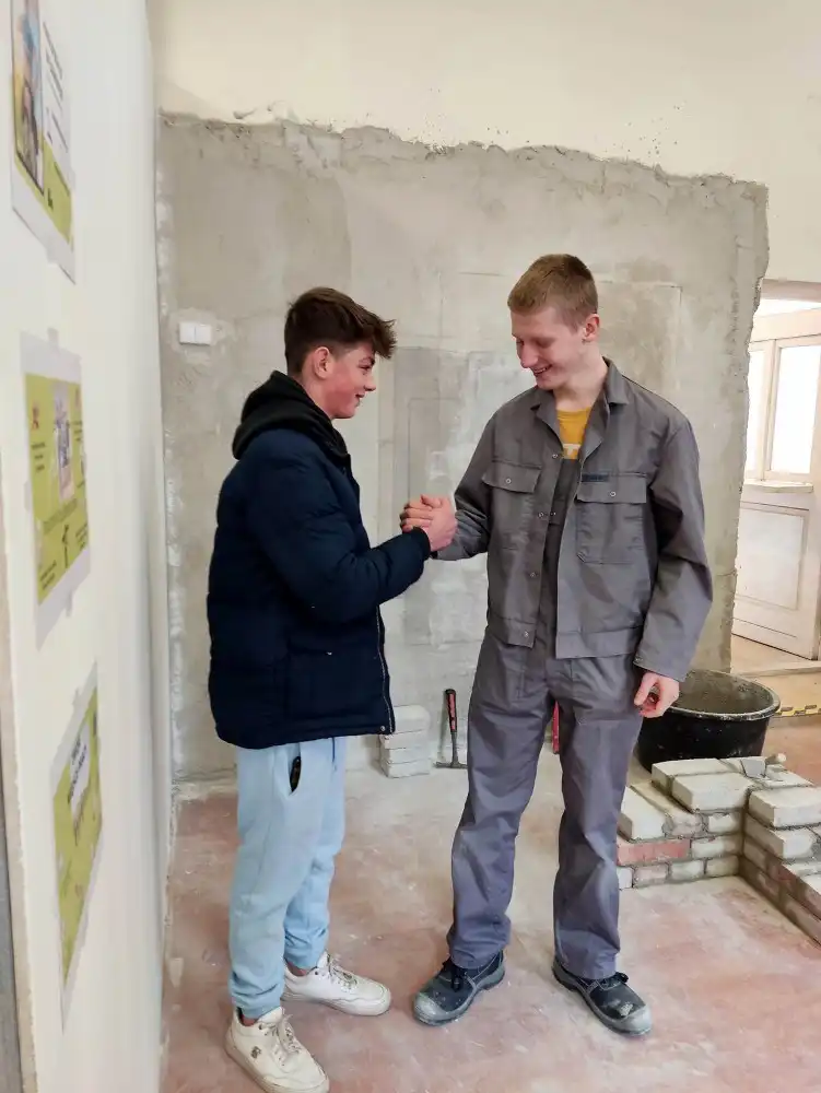 ZS w Łącku: świeżutkie rogaliki i warsztaty budowlane podczas Dnia otwartego