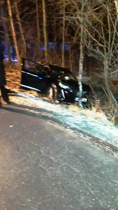 Koniuszowa. Samochód wypadł z drogi i uderzył w drzewo