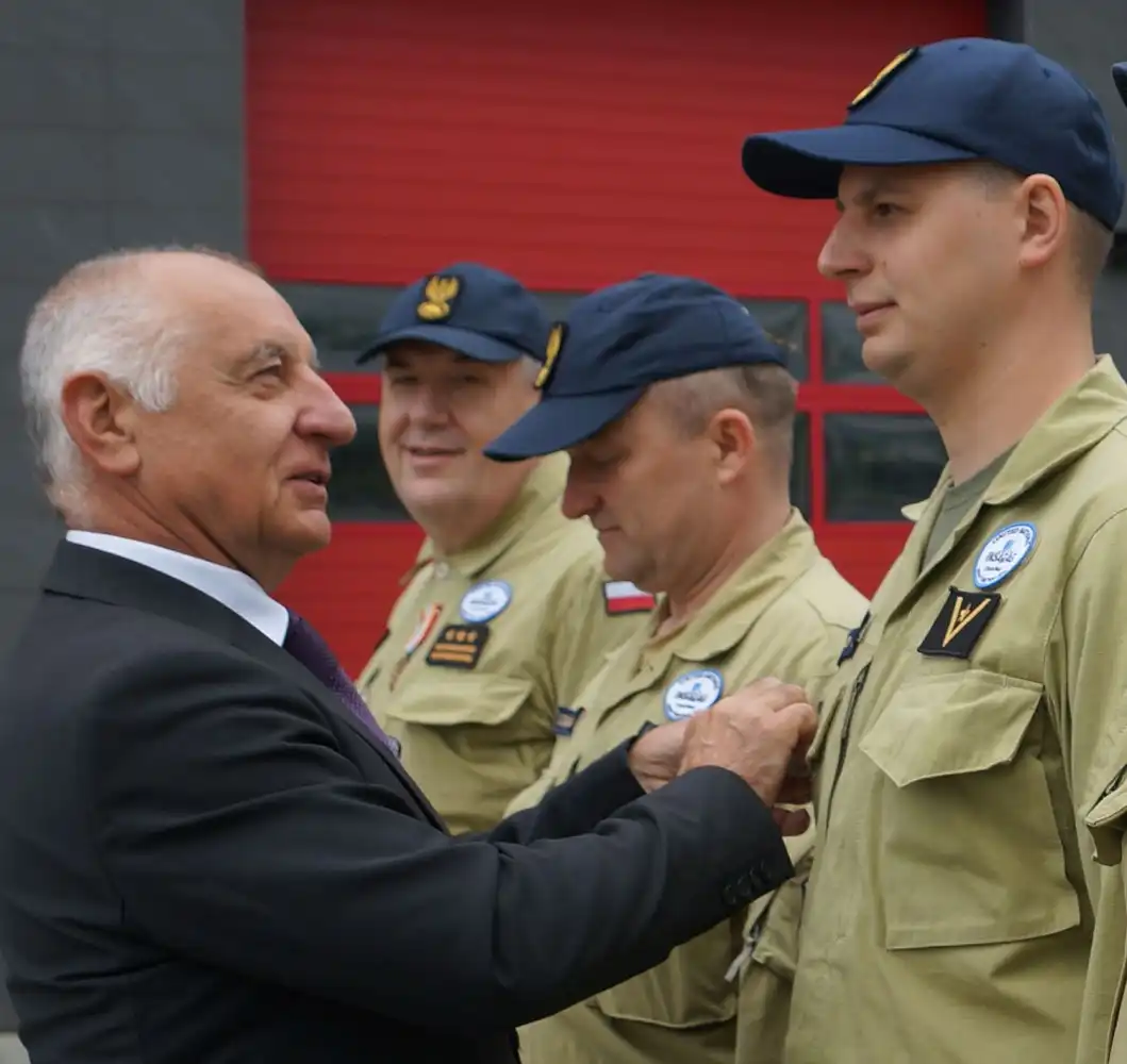 Powiatowy Dzień Strażaka. Starosta wręczył Złote Jabłka Sądeckie strażakom ze Specjalistycznej Grupy Poszukiwawczo-Ratowniczej