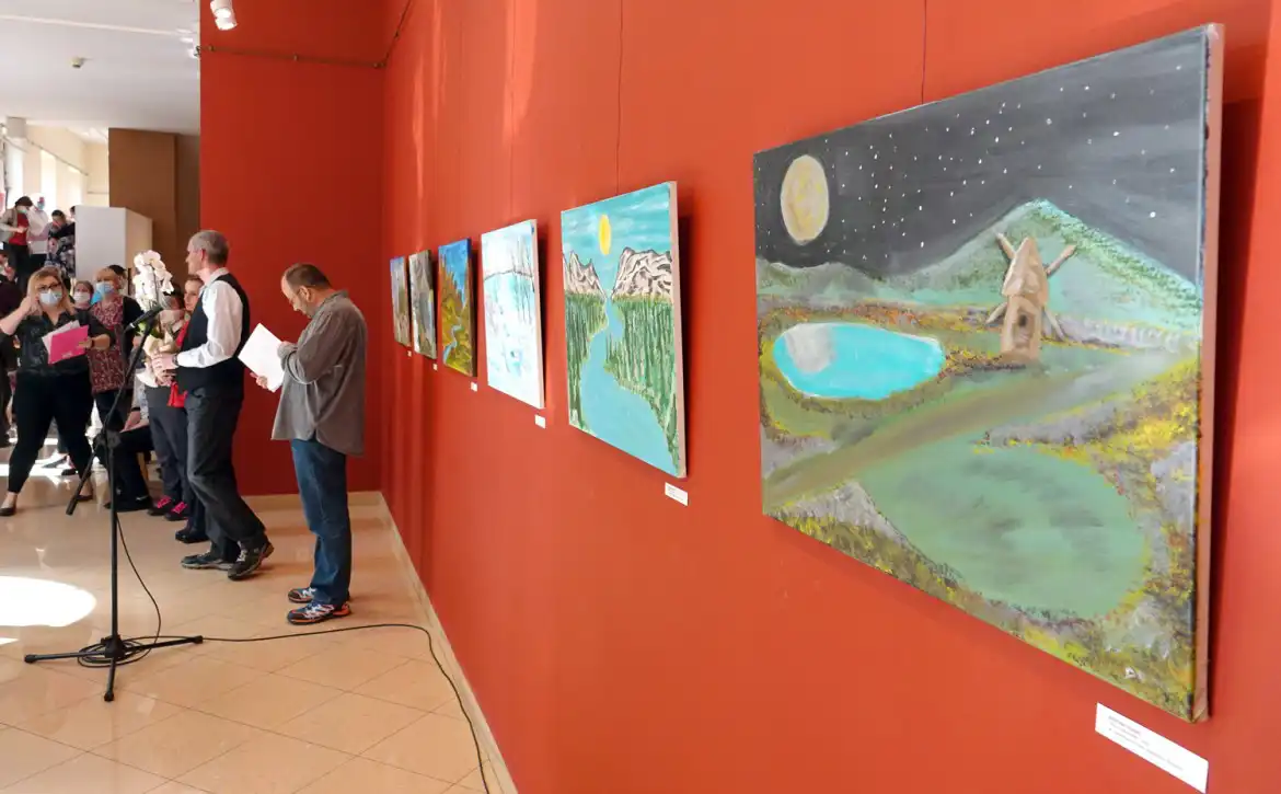 W Galerii Sztuki MCK Sokół odbył się wernisaż prac uczestników Powiatowego Ośrodka Wsparcia w Muszynie