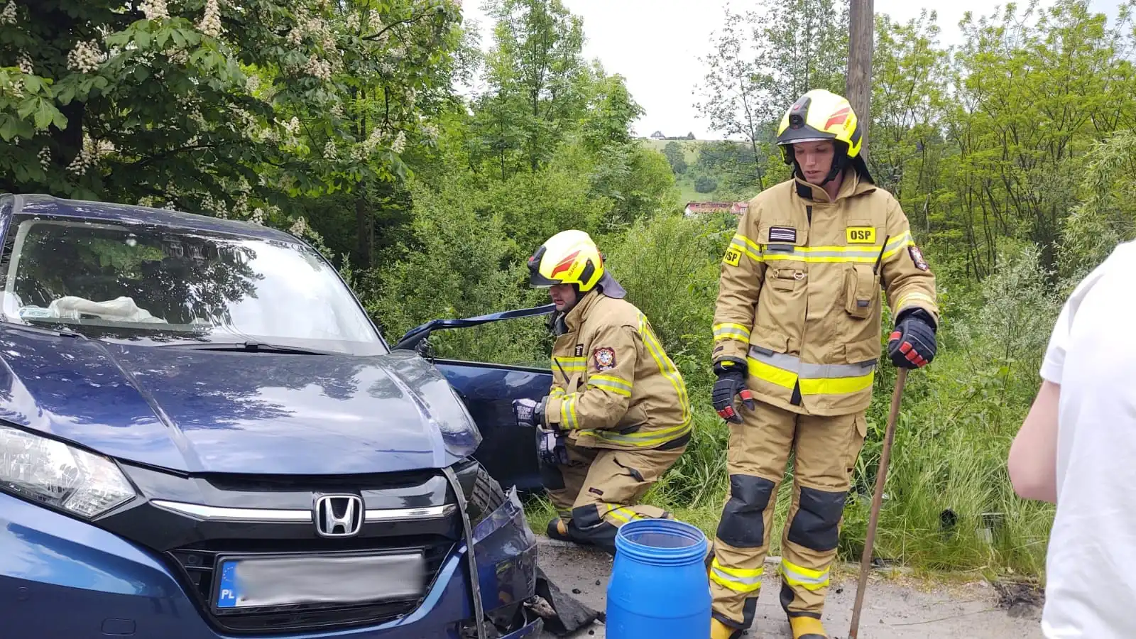 Wypadek w Jamnicy. Ciężarówka zderzyła się z osobówką. Jedna osoba trafiła do szpitala