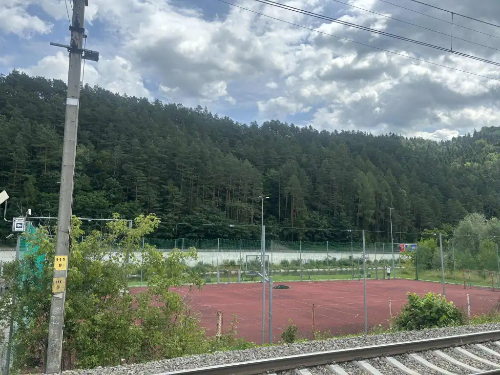 Nowe siatki, lepsza gra. Modernizacja boisk w Piwnicznej-Zdroju