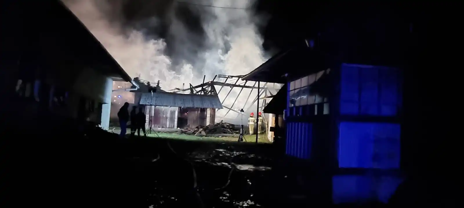 Pożar budynku gospodarczego w Olszanie. Z ogniem walczyło 10 zastępów straży