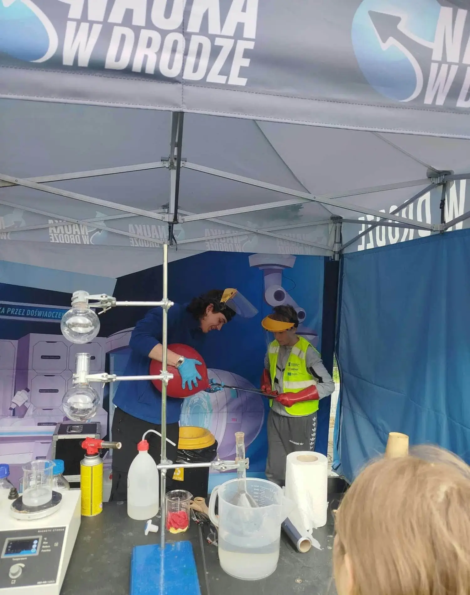 Probówki poszły w ruch. Naukobus przyjechał do uczniów w Długołęce-Świerkli
