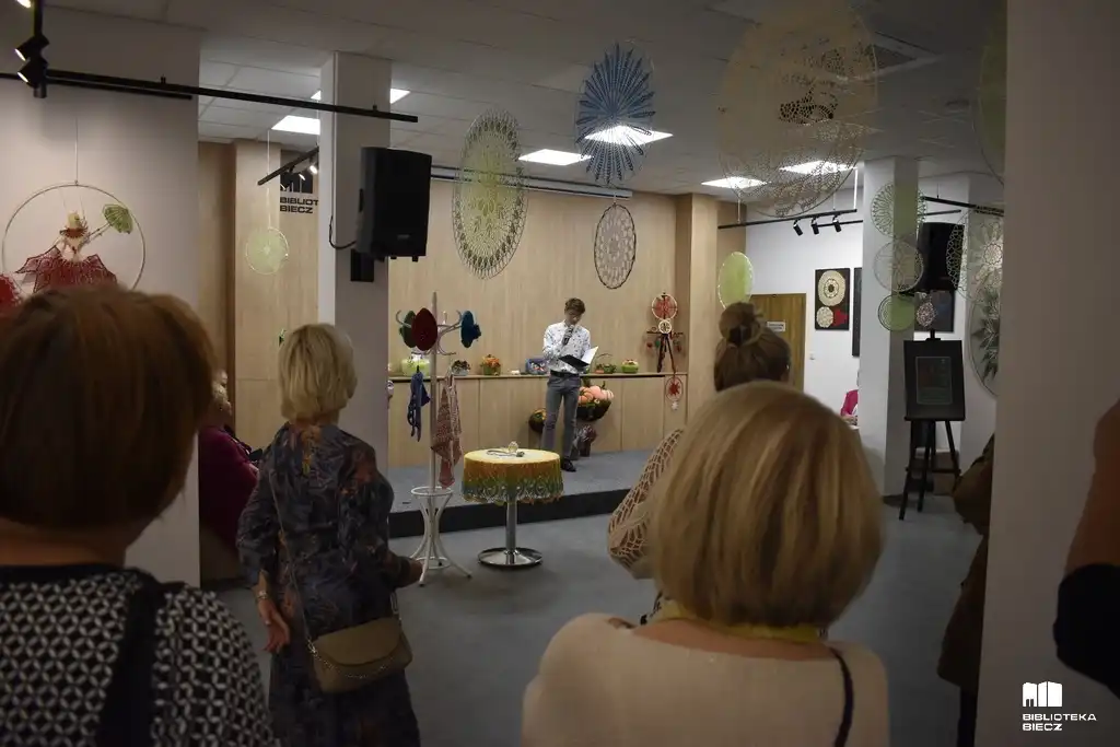Wernisaż rękodzieła Krystyny Ołpińskiej. Sztuka koronki w Bibliotece Biecz