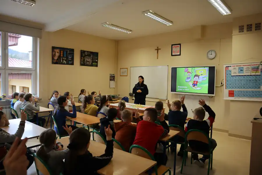 Limanowscy Policjanci wzięli udział w spotkaniu z uczniami. Tematem była cyberprzemoc