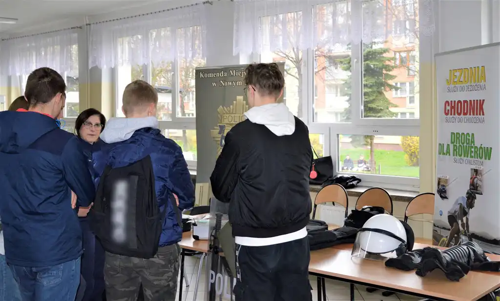 Sądeccy policjanci z wizytą w Zespole Szkół nr 2 im. Sybiraków w Nowym Sączu