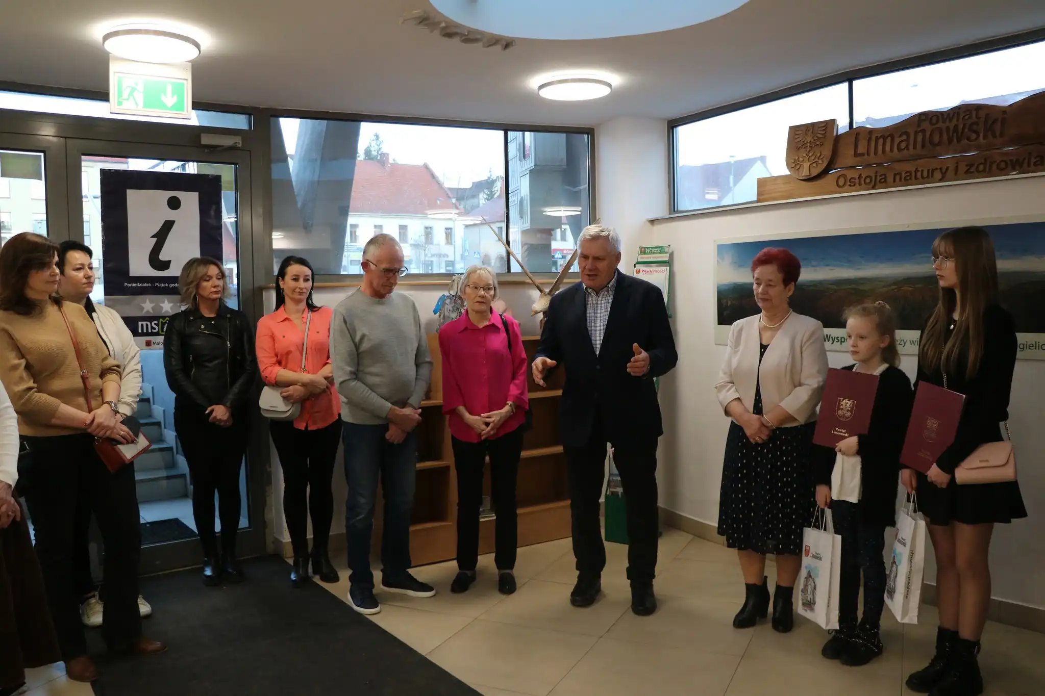 Rodzinna wystawa w Limanowej. Połączenie pokoleń przez sztukę