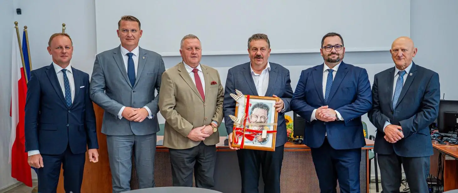 Zmiana w bieckim liceum. Wieloletni dyrektor kończy zawodową drogę. Dostał nietypowy prezent na pożegnanie