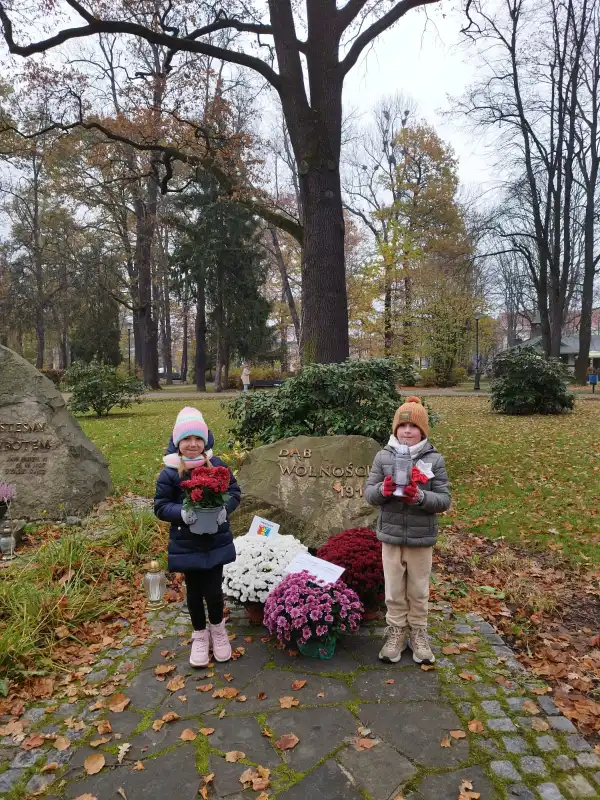 Mali patrioci. Przedszkolaki złożyły kwiaty pod Dębem Wolności