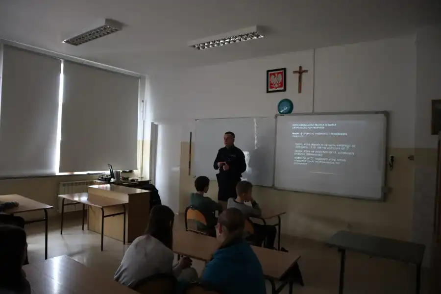 Limanowscy Policjanci wzięli udział w spotkaniu z uczniami. Tematem była cyberprzemoc