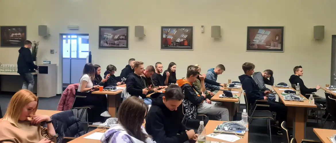 Młodzież ZSP w Krynicy-Zdroju sprawdziła jak pracuje się w firmie produkującej okna