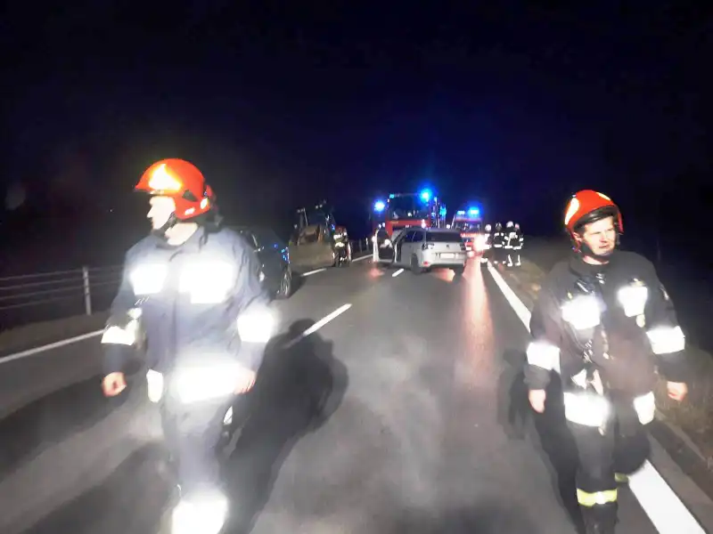 W Podegrodziu zderzyły się dwie osobówki i koparka