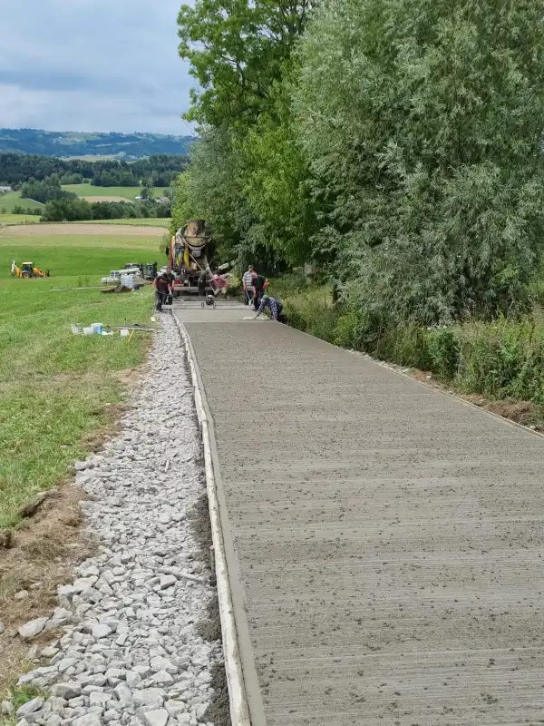 Trwają prace przy budowie drogi betonowej w Lipnicy Wielkiej