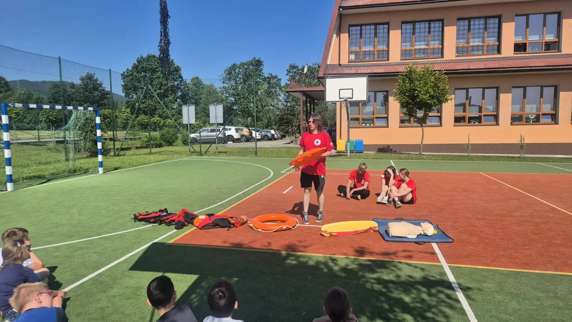 Bezpieczne wakacje nad wodą. WOPR edukuje młodzież