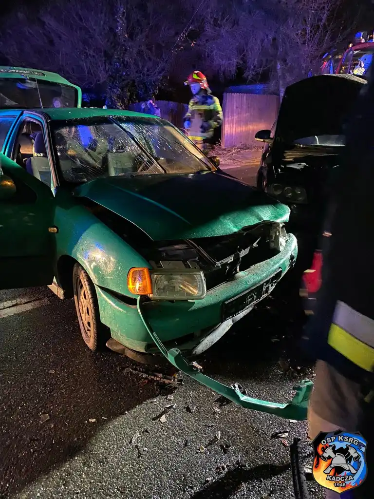 Wypadek w Kadczy. 2 osoby trafiły do szpitala